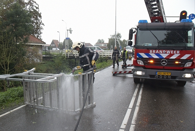 2010/261/GB 20100930 039 Hoofdweg voertuig te water.jpg